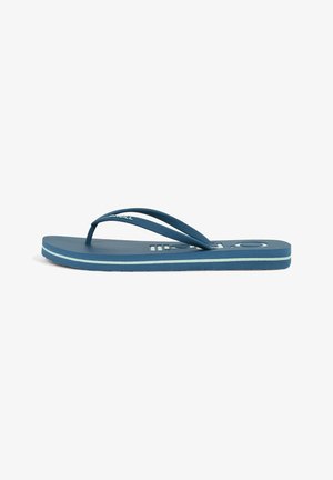 Blå flip-flop med en tekstureret sål, tynde stropper og lagdelt design. Branding er synlig på indersiden. PVC-fri materiale.