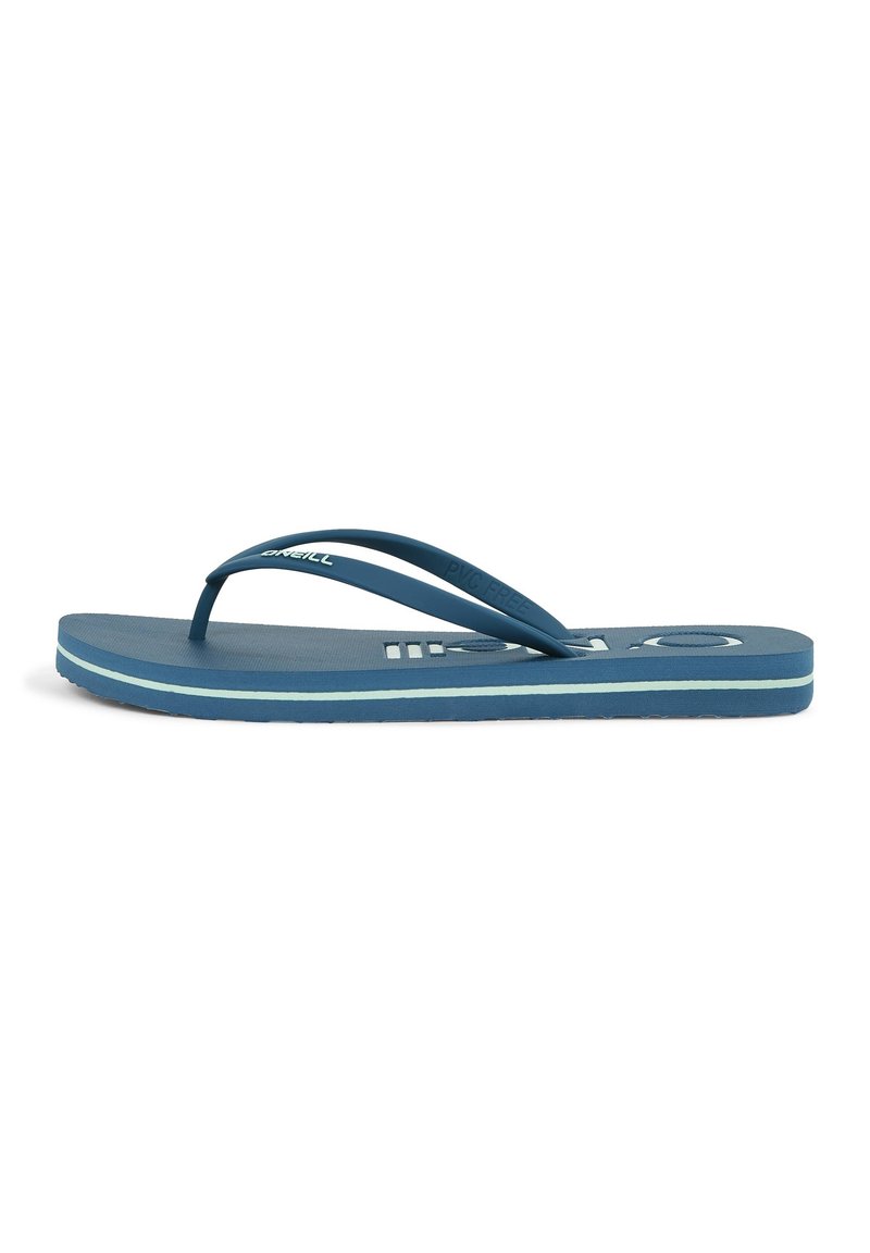 Blå flip-flop med en tekstureret sål, tynde stropper og lagdelt design. Branding er synlig på indersiden. PVC-fri materiale.