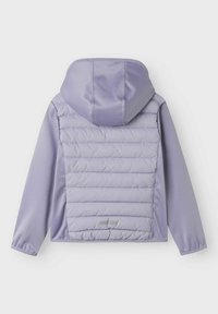 Lila Kapuzenjacke mit gepolsterter Rückseite und horizontalen Streifen, aus weichem Stoff und mit elastischen Bündchen für einen sicheren Sitz.