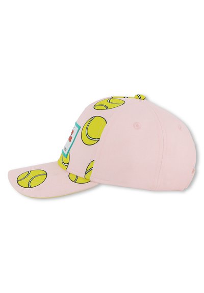 Cappellino rosa con visiera piatta, caratterizzato da motivi a palline da tennis gialle e una toppa frontale. Realizzato in tessuto con dettagli di cuciture visibili.