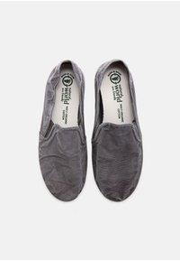 Sivi bombažni slip-on čevlji z elastičnim odprtjem, preprost dizajn in mehak tekstura. Ekološka oznaka vidna na notranji strani.