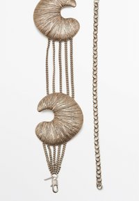 Collana intrecciata con due grandi pendenti a spirale in bronzo cesellato, dotata di catena metallica e chiusura a gancio, che mette in mostra un'elegante lavorazione.