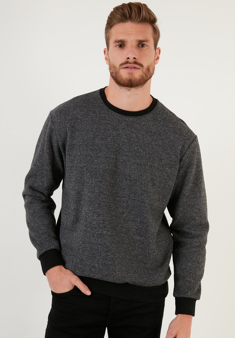Hallhalli sweatshirt tekstuuriga kangast, must ribapära ja varrukad, ning vabalt lihtne lõige. Pikad varrukad ja küljetaskud on kaasas.