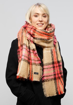 Beez plaadiga sall, kus on roosa ja pruun aktsent, pehmest materjalist, fringe äärtega, riputatud kaela ümber.