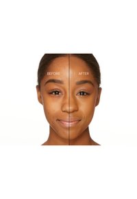Image divisée montrant un visage avec une peau nette à droite et des imperfections à gauche, étiqueté « AVANT » et « APRÈS ». Texture lisse, tons naturels.