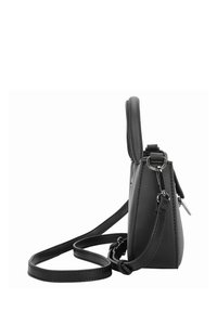 Musta nahkainen käsilaukku, jossa on ohut, jämäkkä muotoilu, yläkahva ja irrotettava olkahihna. Hopeanväriset metalliosat.