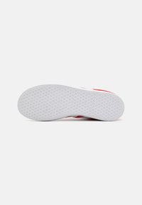 adidas Originals GAZELLE UNISEX - Sneakers - better scarlet/footwear white/gold metallic