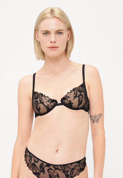 Schwarzes Spitzen-Lingerie-Set mit floralem Spitzenmuster, durchscheinendem Stoff, verstellbaren Trägern und einem niedrigen Schnitt. Der BH bietet Unterstützung durch Drahtbügel.