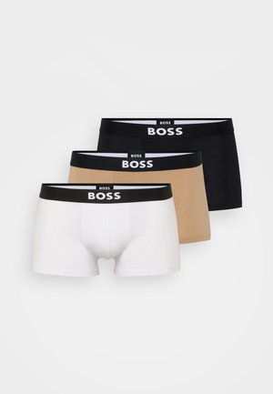 Tre par boxershorts i hvid, tan og sort. Hver af dem har en sort elastik med "BOSS" i hvid tekst. Glat stofstruktur.