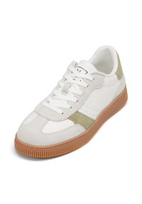Weiße Sneaker mit einer Gummisohle, die mit hellgrauen Wildlederakzenten und einem grünen Einsatz versehen sind, geschnürt mit weißen Schnürsenkeln.