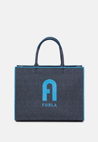 Tmavomodrá denimová taška přes rameno se světle modrými detaily a velkým světle modrým logem a textem "Furla" na přední straně, která obsahuje dvě krátké ucha.