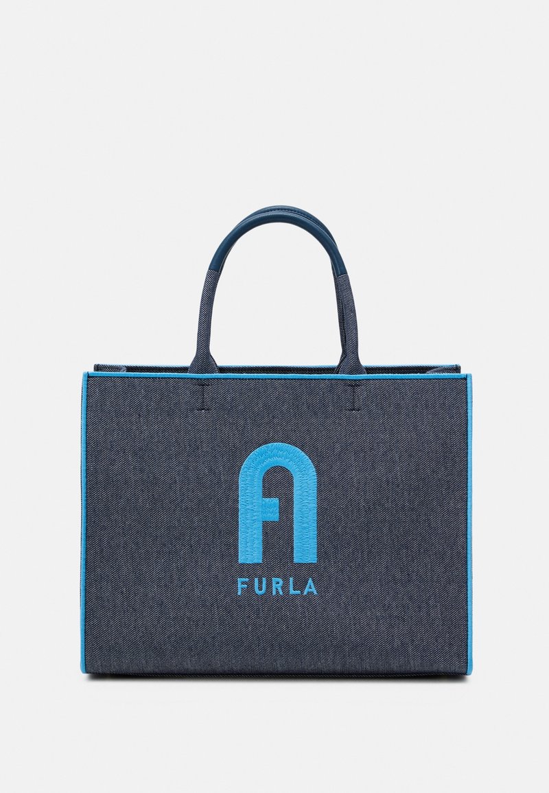 Tmavomodrá denimová taška přes rameno se světle modrými detaily a velkým světle modrým logem a textem "Furla" na přední straně, která obsahuje dvě krátké ucha.