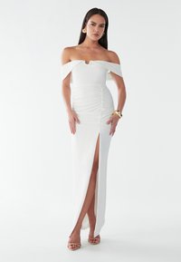 Biele off-shoulder šaty s výstrihom v tvare kľúčovej dierky, nariaseným telom a rozparkom až po stehno. Hladká, elastická tkanina s elegantným siluetom.