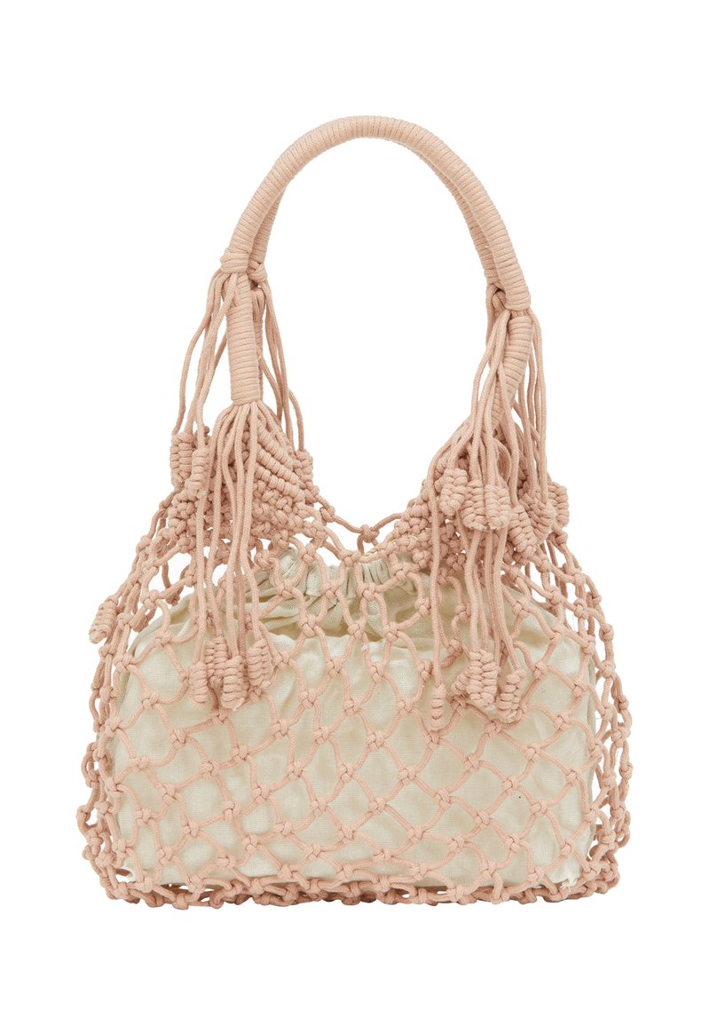 Macramé håndtaske i blød pink med frynse detaljer, med et netdesign og en cremefarvet stofforing. Rundt håndtag for nem transport.