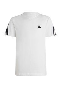 Camiseta blanca de manga corta con cuello en V, que presenta un logo triangular negro y tres rayas negras en cada manga. Material suave de algodón.