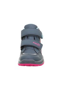 Szare buty sportowe z różowymi akcentami, wyposażone w dwa paski na rzepy, teksturowaną powierzchnię oraz wyściełaną podeszwę z różową podeszwą zewnętrzną.