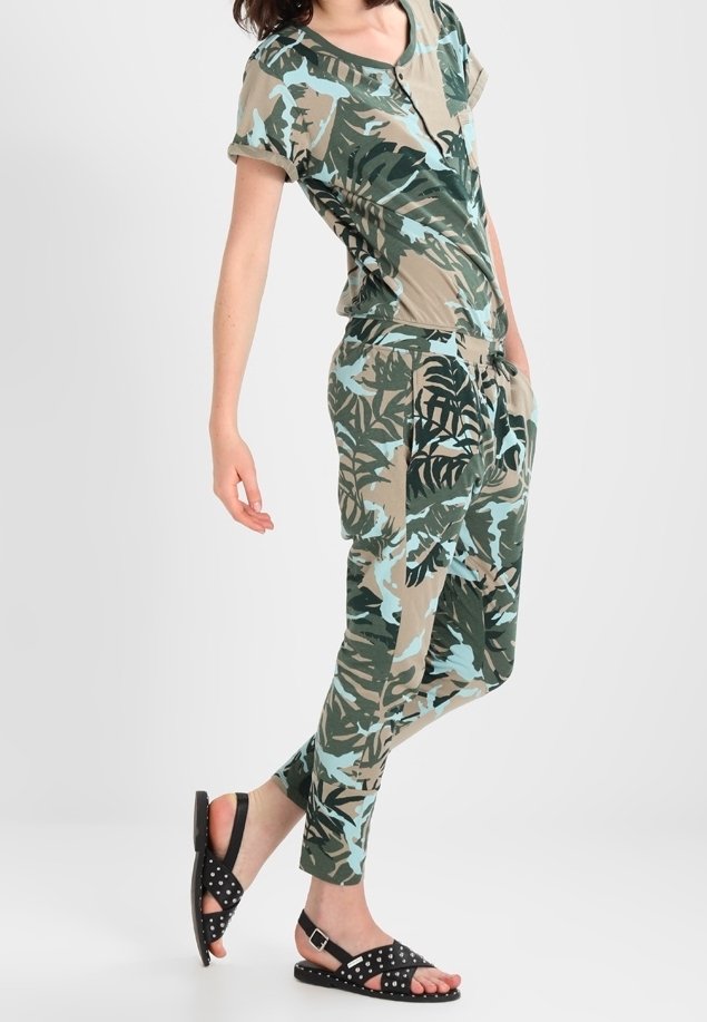 Vihreä ja beige kuvioitu haalari, jossa on rento istuvuus, lyhyet hihat ja joustava vyötärö. Mustat sandaalit, joissa on niittikoristeet.