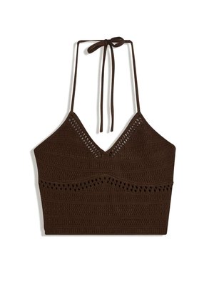 Top corto lavorato a maglia marrone con scollo a V, spalline regolabili e dettagli aperti. Presenta una texture a coste e un motivo a strisce orizzontali.