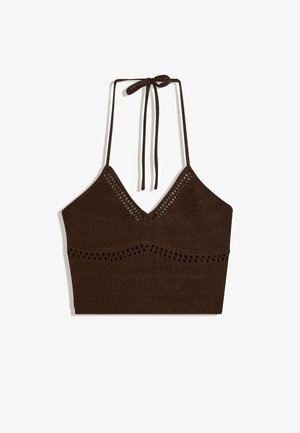 Hnedý pletený krátky top s výstrihom do V, nastaviteľnými šnúrkami a otvorenými detailmi. Má rebrovanú textúru a horizontálny pruhovaný vzor.