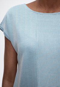 Vrouwelijk torso met een blauw-wit, verticaal gestreept shirt met korte mouwen en een brede halslijn.
