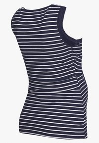 Top sin mangas de color azul marino con rayas blancas horizontales, que presenta un escote redondeado y una silueta ajustada. Confeccionado en suave tela de algodón.