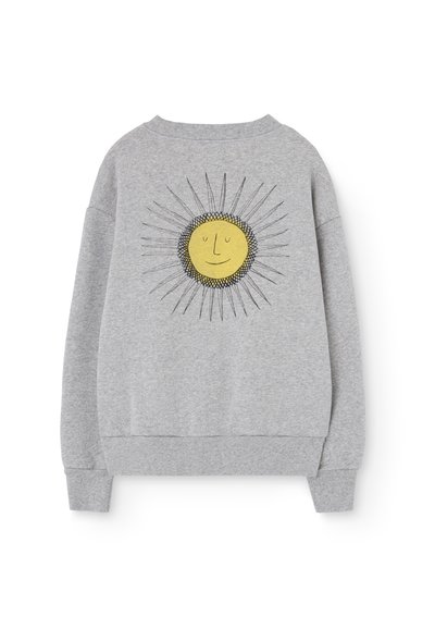Sudadera gris con un gráfico de sol amarillo en la parte trasera, con rayos negros y detalles faciales. Tejido suave y puños acanalados.