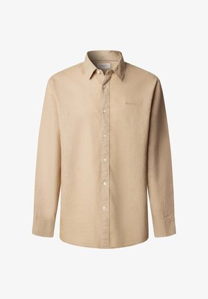 Smėlio spalvos ilgomis rankovėmis marškiniai su sagomis, apykakle, matomomis siūlėmis ir subtiliu logotipo išsiuvinėjimu kairėje krūtinės pusėje.