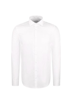 Chemise blanche à manches longues avec un devant à boutons et un col pointu, présentée sur un fond blanc uni.