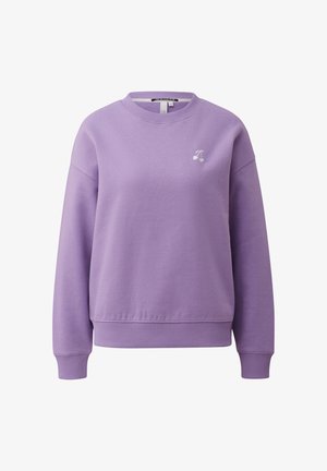 Fliederfarbener Sweatshirt mit Rundhalsausschnitt, langen Ärmeln, gerippten Bündchen und Saum sowie einem kleinen weißen Kirschmotiv auf der linken Brust.