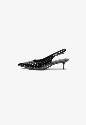 Tacchi slingback in pelle nera con punta affilata e tacco piccolo. Decorati con borchie metalliche lungo la tomaia per aggiungere textura.