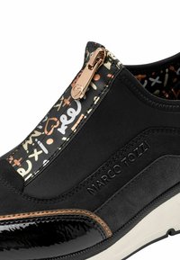 Zwarte instapschoen met een glanzende lakleren neus, getextureerde suede accenten en een kleurrijke, gemusterde ritsstrook met gouden hardware.