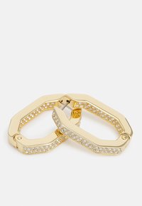 Zlaté hexagonálne náušnice v tvare kruhu zdobené čírymi kamienkami pozdĺž okrajov, s hladkým povrchom a bezpečným zaistením s pántom.