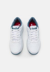 Diadora VOLEE - Pantofi de tenis pe orice suprafață - white/oceanview/salsa