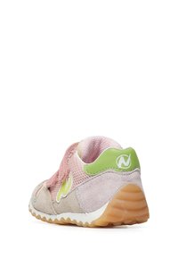 Scarpa sportiva rosa e grigia chiara con tomaia in mesh, dettagli in suede, tallone verde, logo bianco e suola in gomma con presa texturizzata.