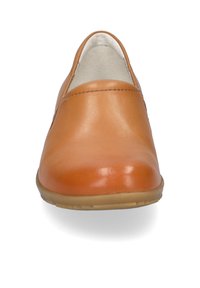 Braune Leder-Schlupfschuhe mit runder Spitze, glatter Textur und einer weichen beigen Sohle. Über der Oberseite sind minimale Nähte vorhanden.