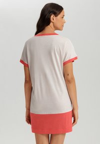 Abito a maniche corte, bianco con accenti corallo sulle maniche e sull'orlo. Tessuto morbido, vestibilità rilassata, lunghezza fino a metà coscia. Design semplice, senza motivi.