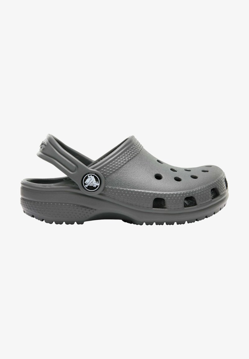 Sabot gris à enfiler avec trous de ventilation, bride de talon ajustable, semelle texturée et détail du logo sur le côté.
