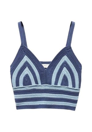 Crop top bleu tricoté avec motif chevron rayé bleu clair et bleu foncé et fines bretelles sur fond blanc.