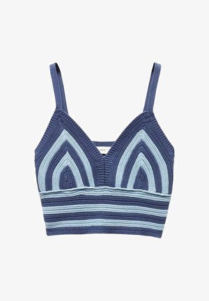 Strikket blå crop top med lys og mørkeblå stribet chevronmønster og tynde skulderstropper på hvid baggrund.