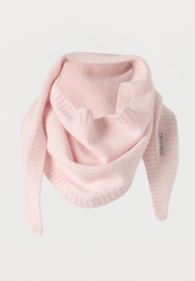 Écharpe rose clair en tricot avec un design côtelé texturé, présentant des extrémités allongées et un petit détail métallique sur un côté.