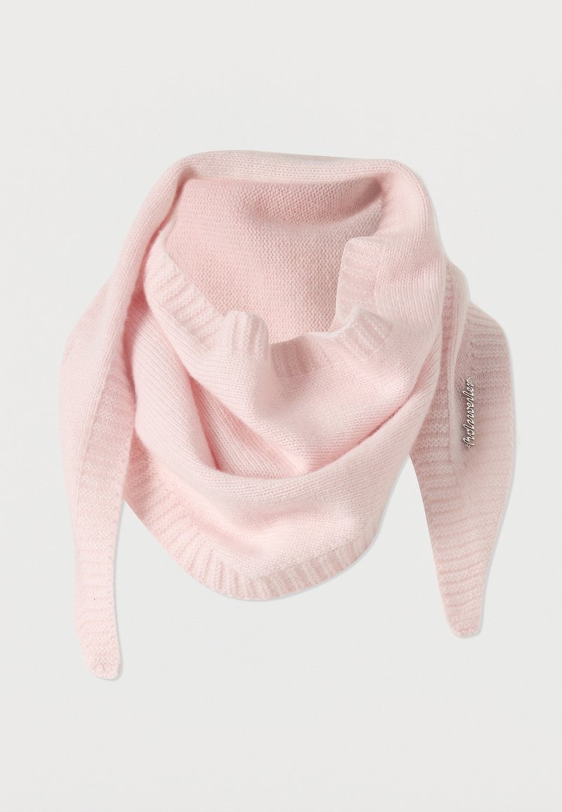Écharpe rose clair en tricot avec un design côtelé texturé, présentant des extrémités allongées et un petit détail métallique sur un côté.