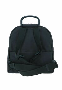Zaino nero in tessuto imbottito e testurizzato. Presenta una maniglia arrotondata, spallacci regolabili e un compartimento principale con zip.