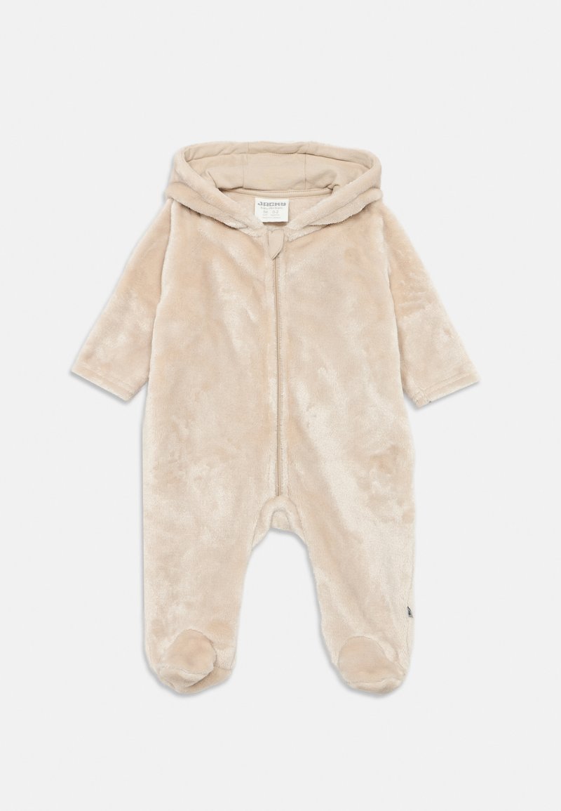 Bežový plyšový overal s kapucňou, dlhými rukávmi, zipsom a uzavretými nohami. Mäkká textúra s hladkým povrchom.
