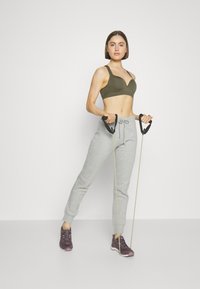 ONLY Play ONPMARTINE SEAMLESS BRA OPUS - Sportski grudnjak sa srednje jakom potporom - dusty olive