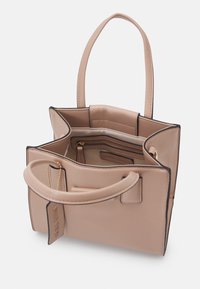 Ljusbeige handväska i slät läder med en strukturerad form, med två handtag och en innerficka med dragkedja. Svarta detaljer synliga.