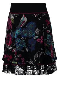Jupe noire avec des motifs floraux colorés, des coutures roses à la taille et à l'ourlet, et un bord en dentelle noire sur le bas.