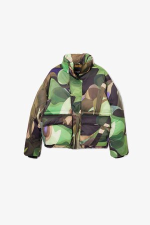 Polsterdatud jakk roheline, pruun ja lillakas abstraktne muster. Omab kõrget kaelust, esistippi ja kahte suurt esikot.