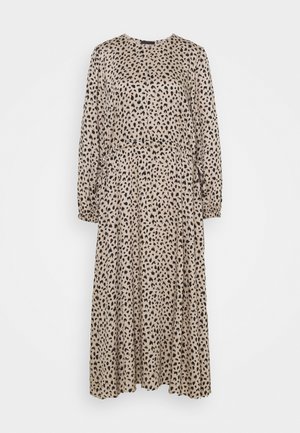 Beżowa sukienka midi z długim rękawem w nieregularny czarny wzór w cętki, z okrągłym dekoltem i marszczonym detalem w talii.