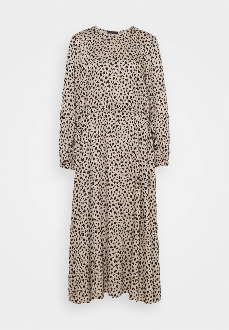 Robe midi beige à manches longues avec imprimé léopard noir irrégulier, encolure ronde et détail de taille froncée.