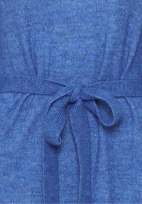 Robe en tricot bleu avec un tissu doux et texturé, comportant une ceinture à nouer et un motif légèrement chiné sur l'ensemble.
